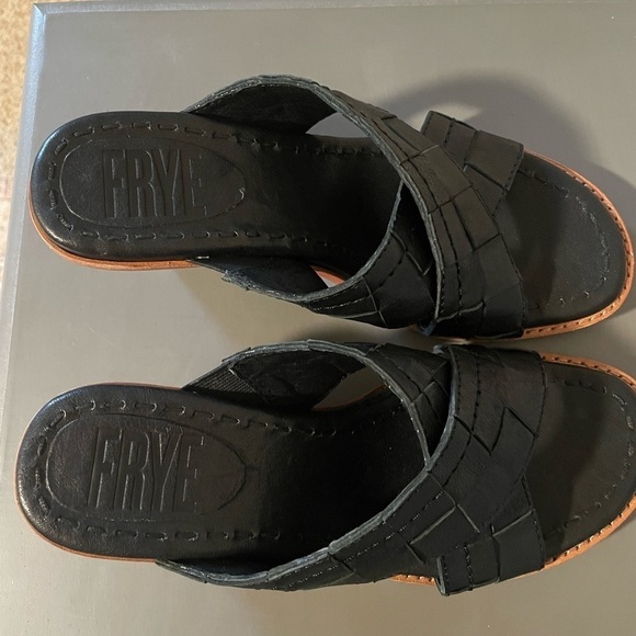 Frye Estelle Woven crisscross sandal size 6, Black level with block heel - Picture 5 of 11